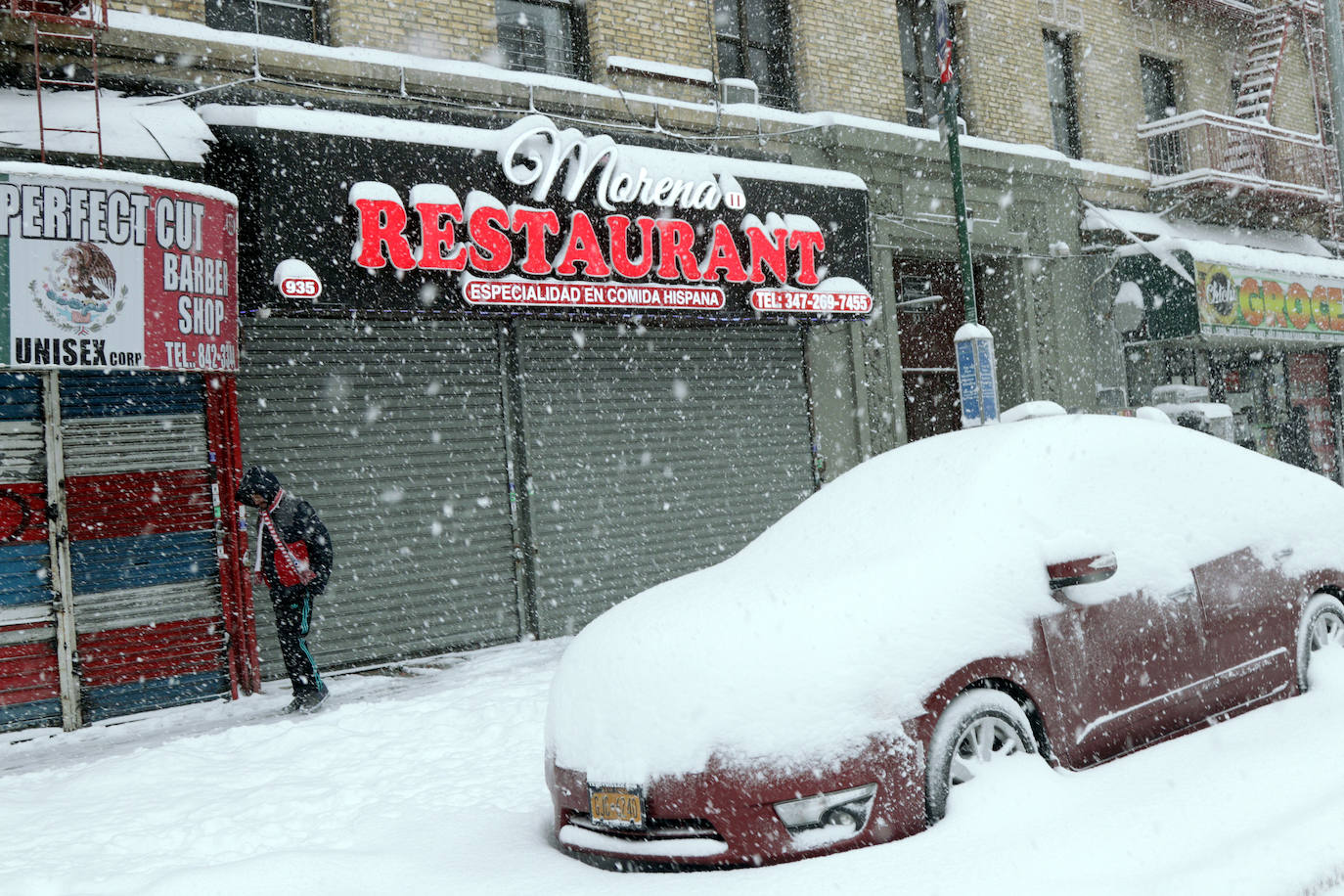 La primera gran nevada del año en Nueva York ha dejado imágenes impresionantes. Está incluso considerada como una de las más copiosas de la historia. Además, el cierre parcial del metro y la prohibición del tráfico de vehículos no esenciales provocó que muchos negocios tuviesen que cerrar ante la imposibilidad de que los empleados llegasen a los puestos de trabajo.