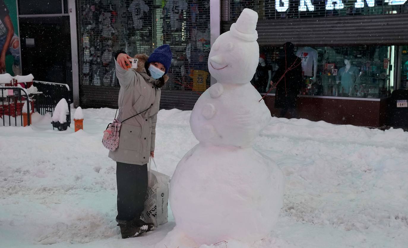 La primera gran nevada del año en Nueva York ha dejado imágenes impresionantes. Está incluso considerada como una de las más copiosas de la historia. Además, el cierre parcial del metro y la prohibición del tráfico de vehículos no esenciales provocó que muchos negocios tuviesen que cerrar ante la imposibilidad de que los empleados llegasen a los puestos de trabajo.
