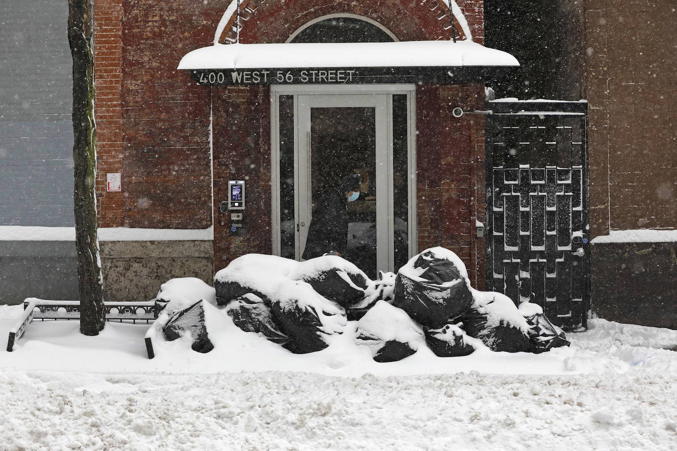 La primera gran nevada del año en Nueva York ha dejado imágenes impresionantes. Está incluso considerada como una de las más copiosas de la historia. Además, el cierre parcial del metro y la prohibición del tráfico de vehículos no esenciales provocó que muchos negocios tuviesen que cerrar ante la imposibilidad de que los empleados llegasen a los puestos de trabajo.