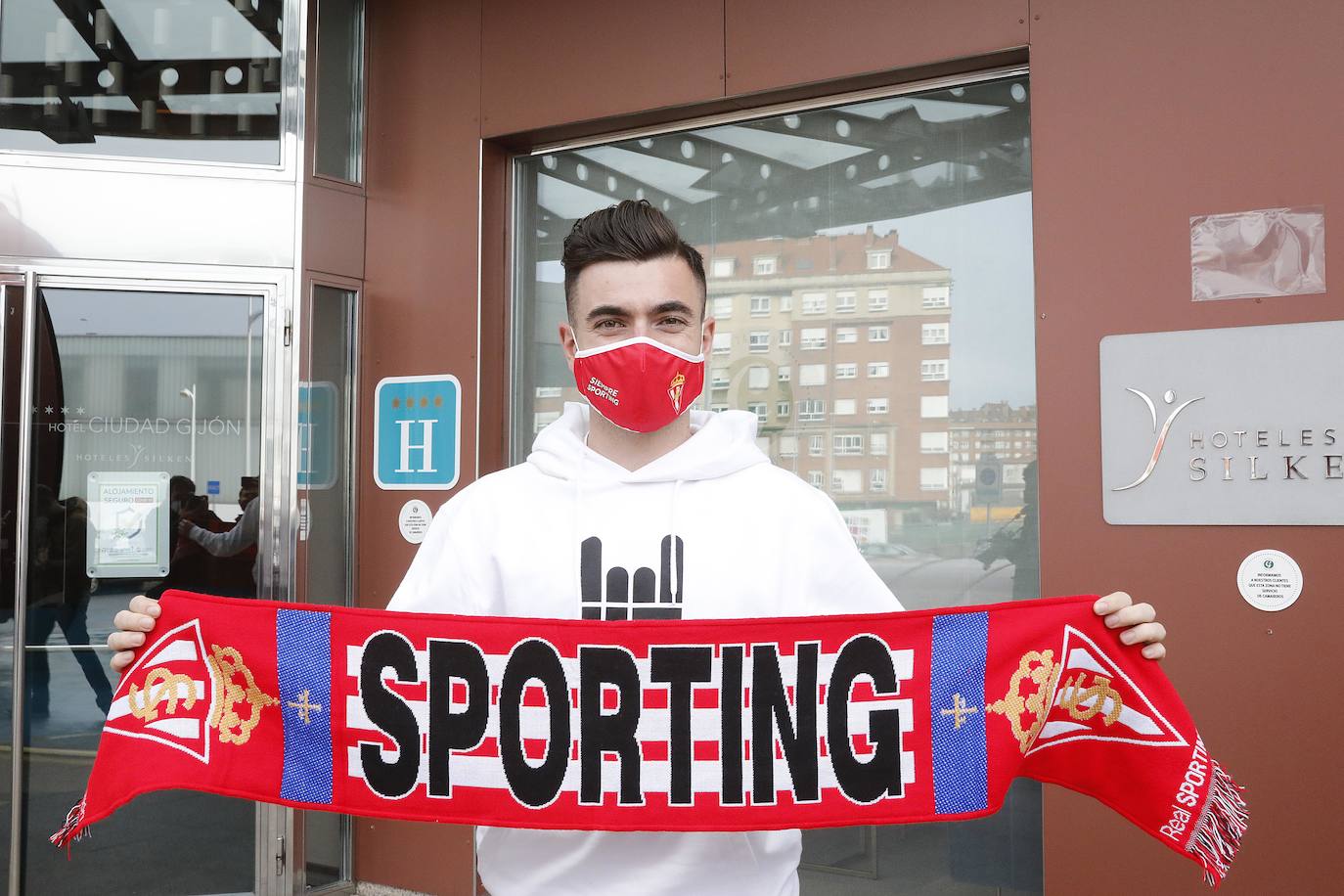 Víctor Campuzano ha llegado este martes a Gijón y ya ha podido conocer las instalaciones de Mareo. El delantero se ha mostrado «encantado» de poder jugar con el Sporting para «ayudar al equipo en lo que haga falta y a conseguir el objetivo de que el equipo suba a Primera División». 