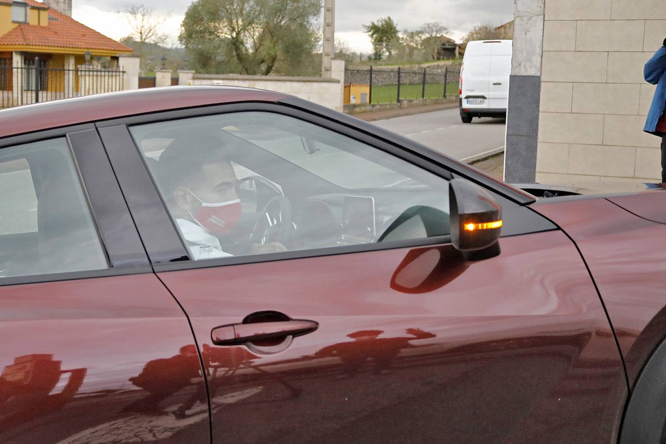 Víctor Campuzano ha llegado este martes a Gijón y ya ha podido conocer las instalaciones de Mareo. El delantero se ha mostrado «encantado» de poder jugar con el Sporting para «ayudar al equipo en lo que haga falta y a conseguir el objetivo de que el equipo suba a Primera División». 