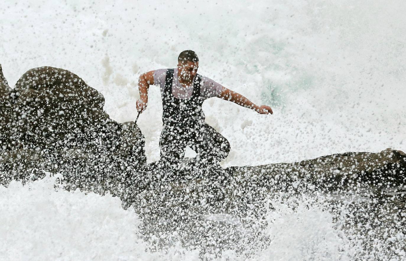Un hombre captura percebes en el mar Cantábrico