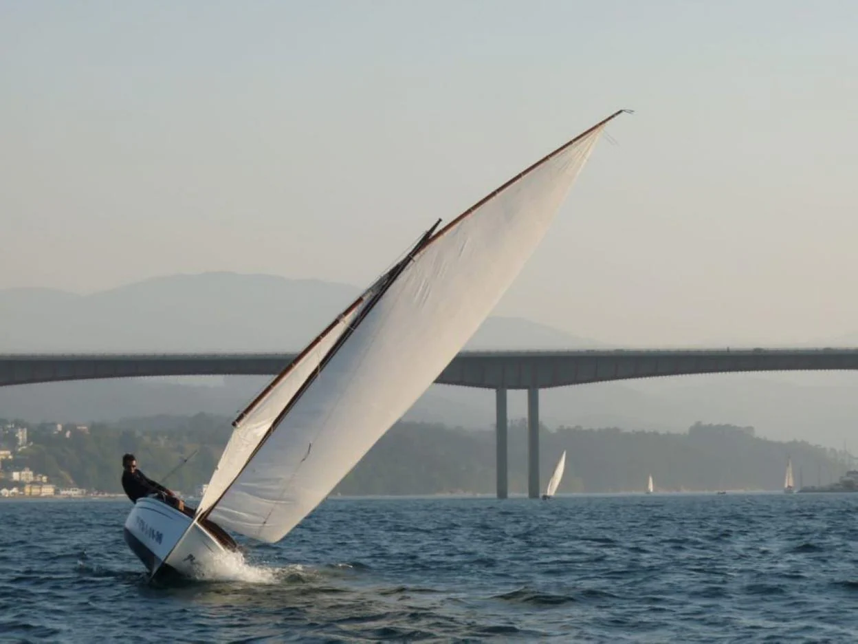 Un bote de vela navega en la ría del Eo, en Castropol. 