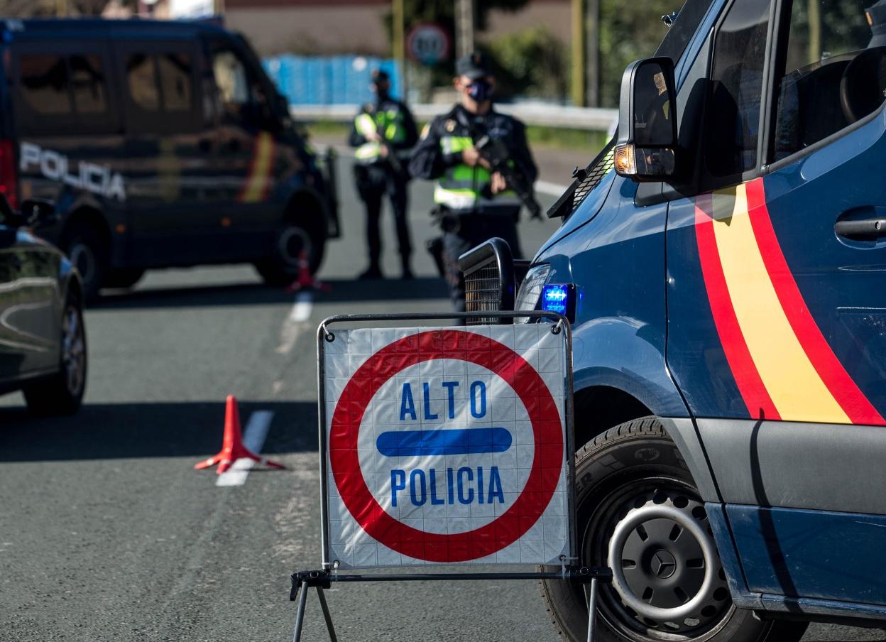 Policías, en un control del cumplimiento de cierres perimetrales. 
