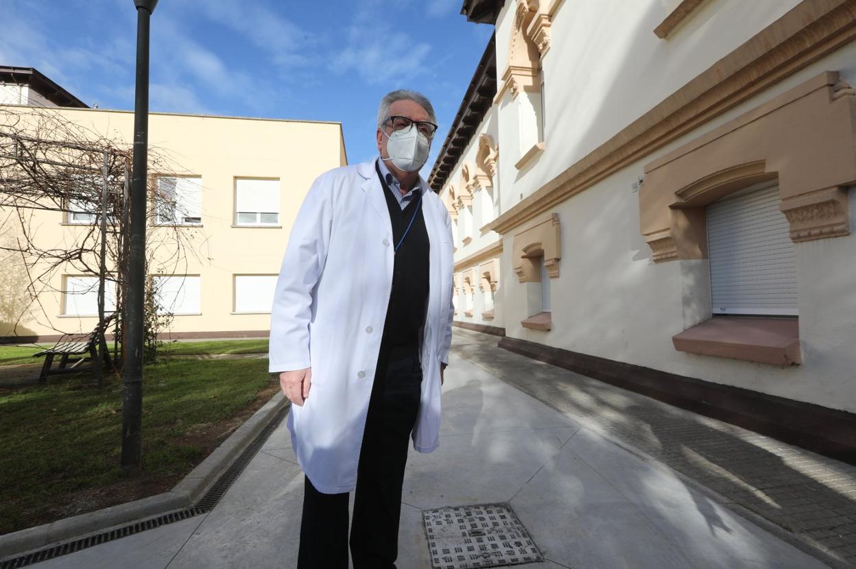 Luis Gago, con la unidad de hospitalización para pacientes covid a su izquierda. 