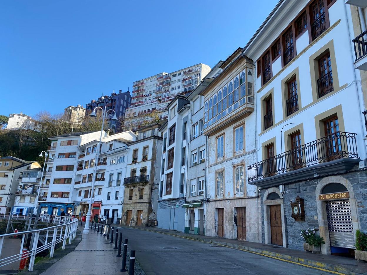Paseo del muelle de Luarca vacío, en Valdés. 