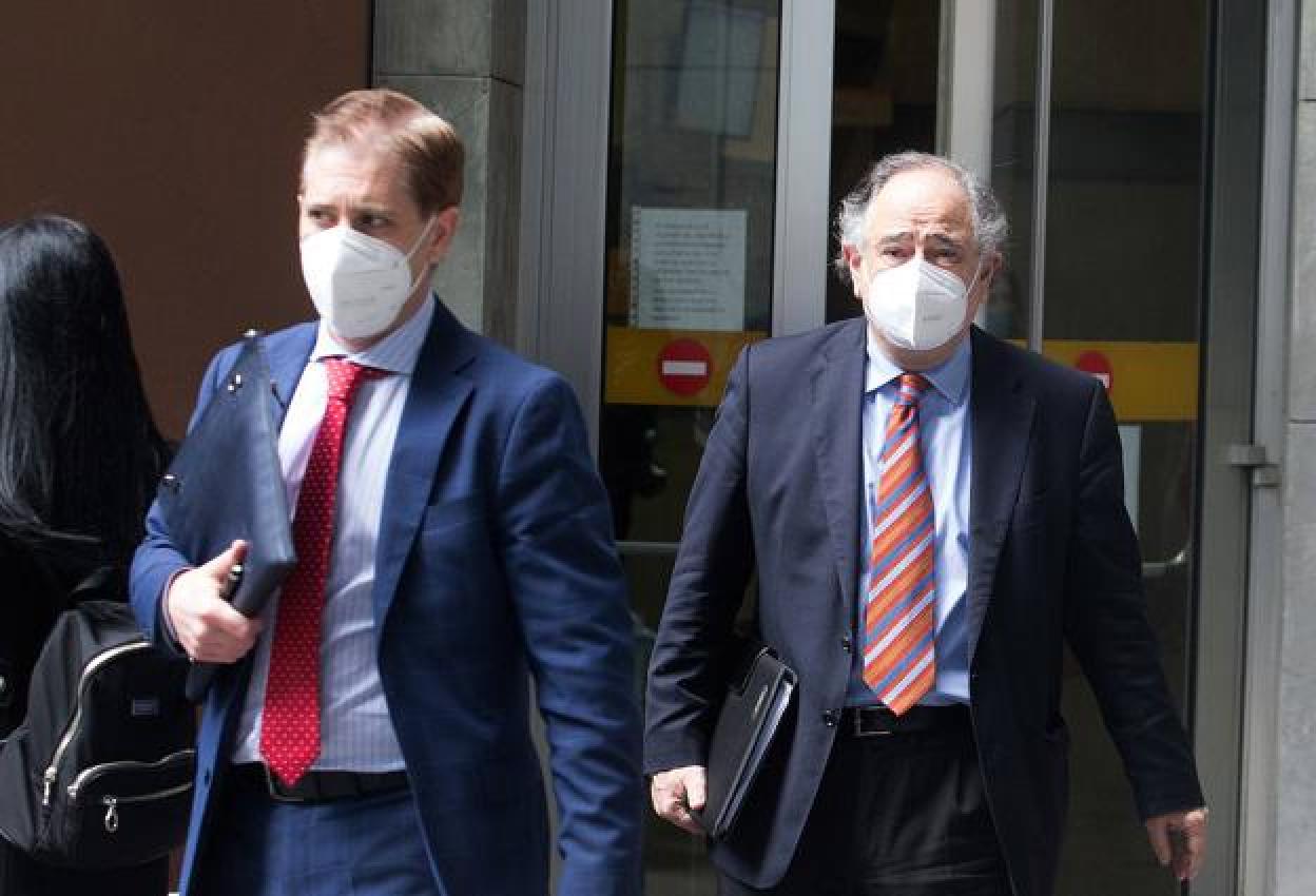 Los abogados Adrián Fernández, Luis Mendiguren a la salida del juzgado. 