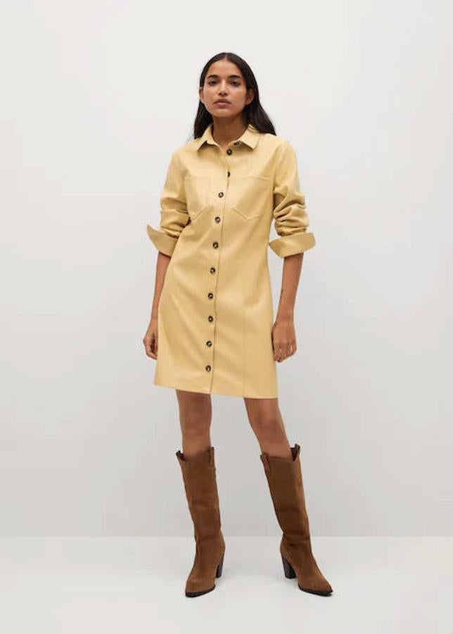 Vestido camisero efecto piel en amarillo pastel de Mango, 39,99 euros.