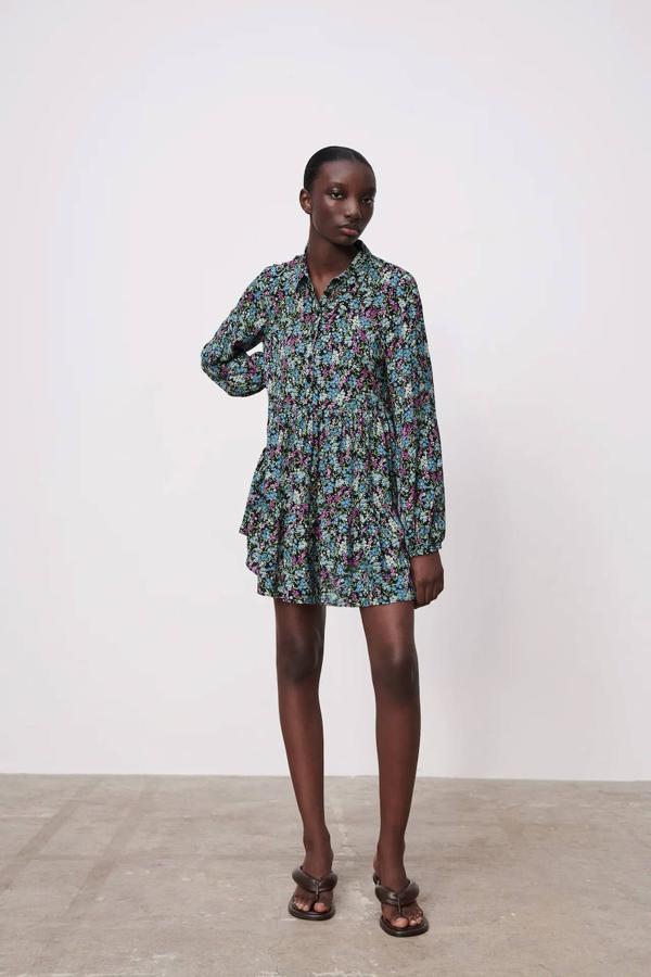 Vestido camisero estampado con cuello solapa de Zara, 29,95 euros.