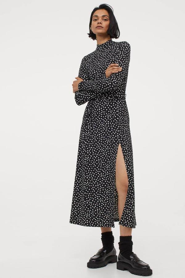 Vestido con cuello alto y estampado de lunares blancos de H&M, 39,99 euros.