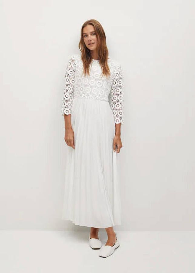 Vestido midi de guipur en color blanco de Mango, 69,99 euros.