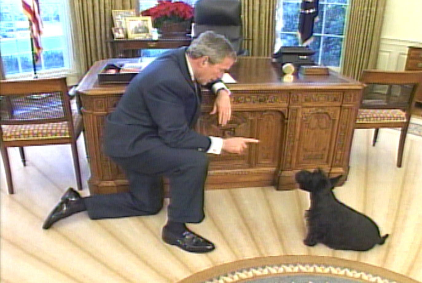 George W. Bush instruye a su perro en su despacho de la Casa Blanca