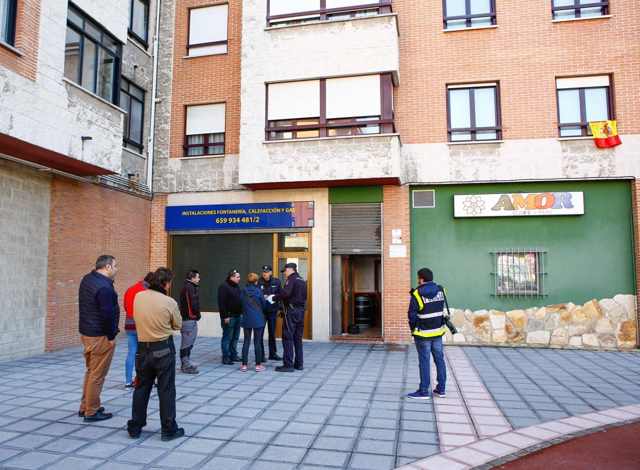 La Policía, ante el bar, durante la investigación del apuñalamiento el día en que sucedió el trágico incidente. 