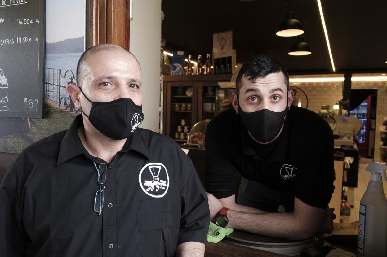 Los hosteleros Tito Méndez y Manuel Brándulas. 