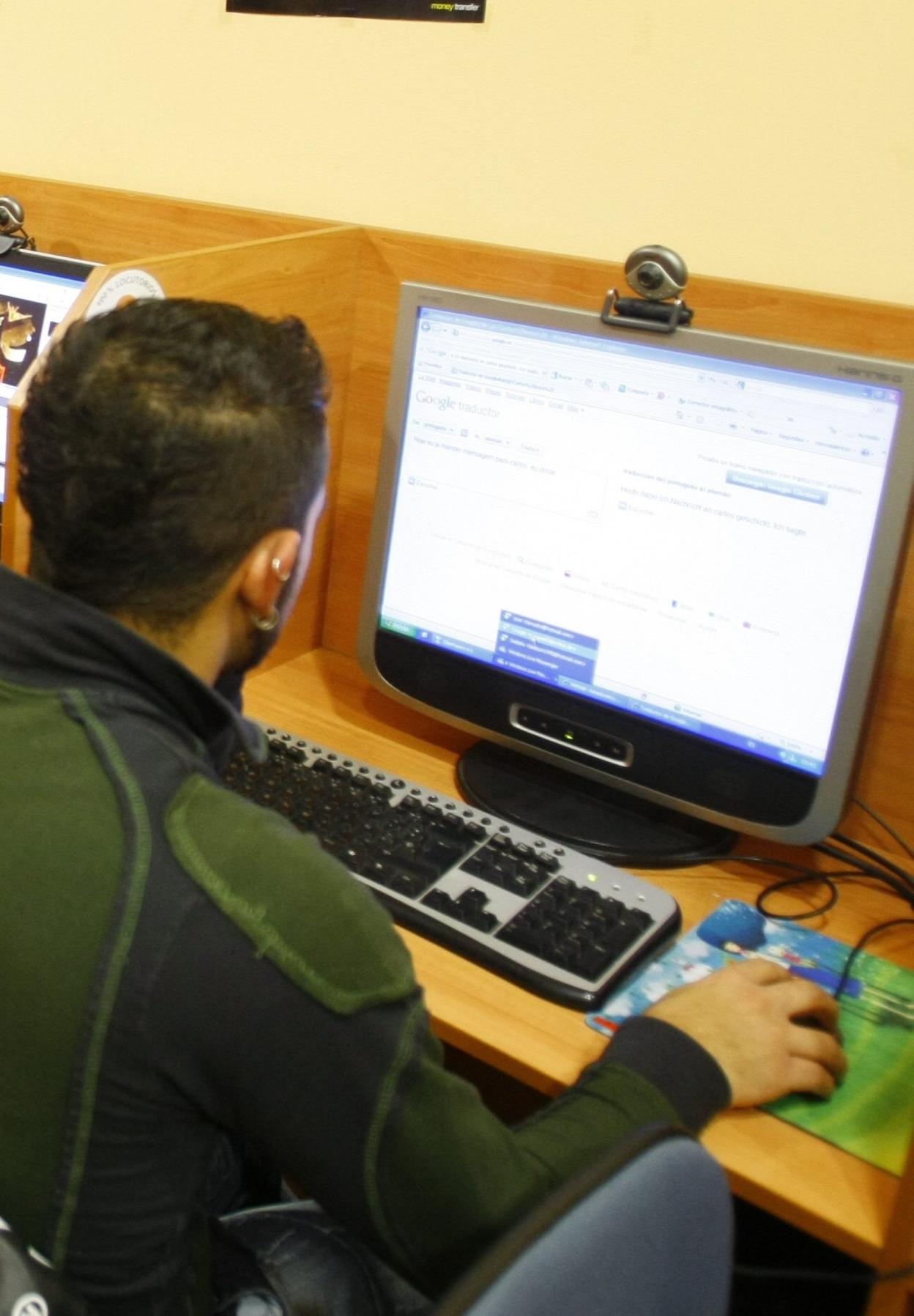 Imagen de archivo de un locutorio. 