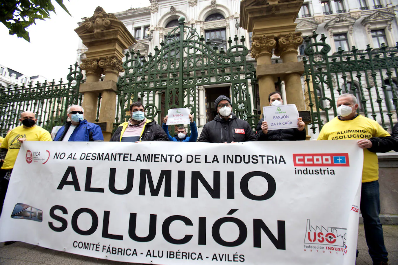 Trabajadores de la factoría avilesina de Alu Ibérica se han concentrado este jueves delante de la Junta General del Principado, en Oviedo, para reclamar al Gobierno regional que adopte medidas que ayuden a encontrar soluciones. 