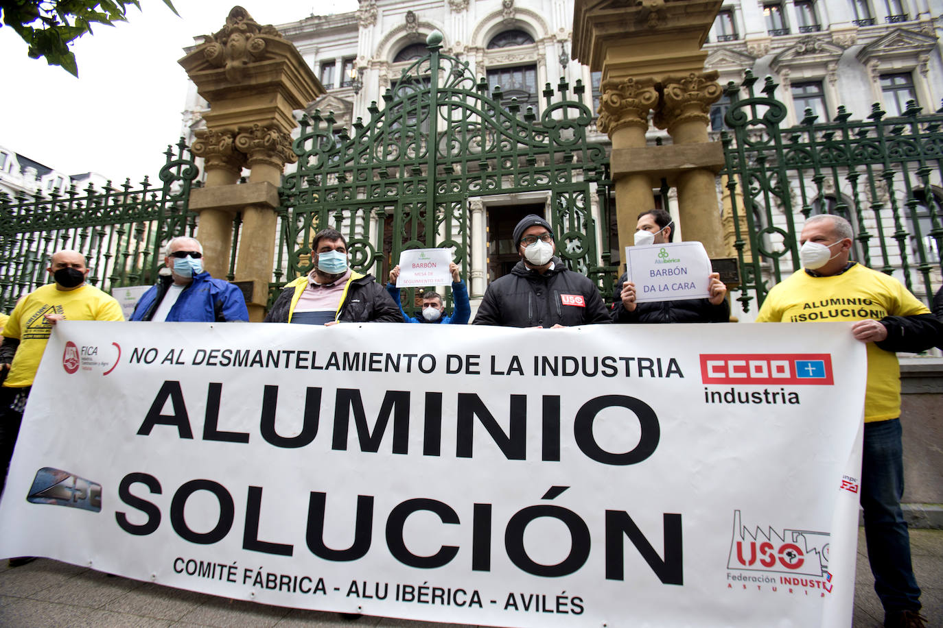 Trabajadores de la factoría avilesina de Alu Ibérica se han concentrado este jueves delante de la Junta General del Principado, en Oviedo, para reclamar al Gobierno regional que adopte medidas que ayuden a encontrar soluciones. 