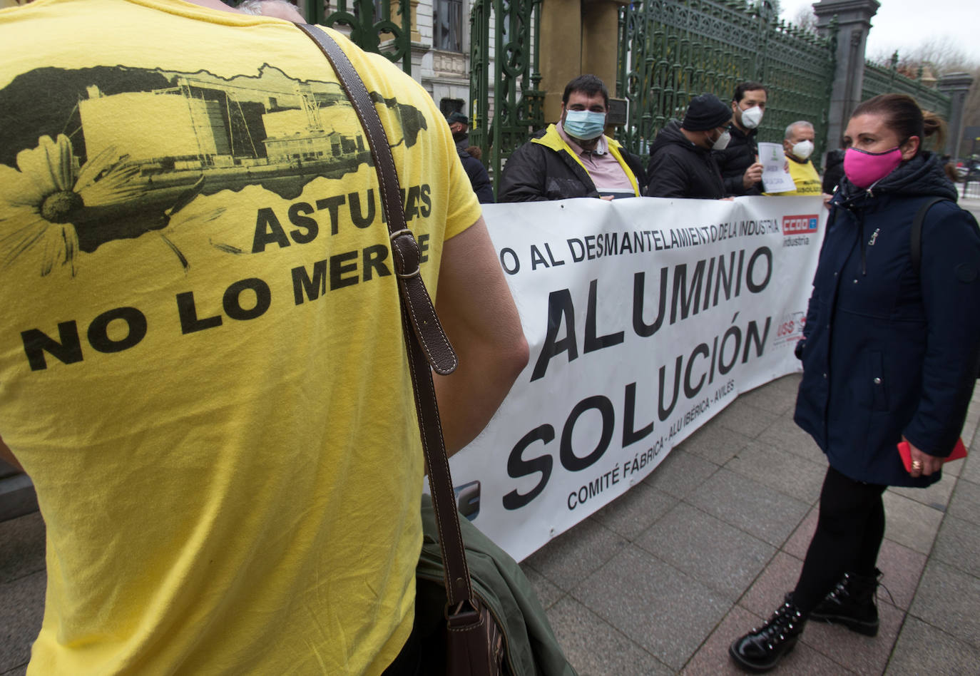 Trabajadores de la factoría avilesina de Alu Ibérica se han concentrado este jueves delante de la Junta General del Principado, en Oviedo, para reclamar al Gobierno regional que adopte medidas que ayuden a encontrar soluciones. 