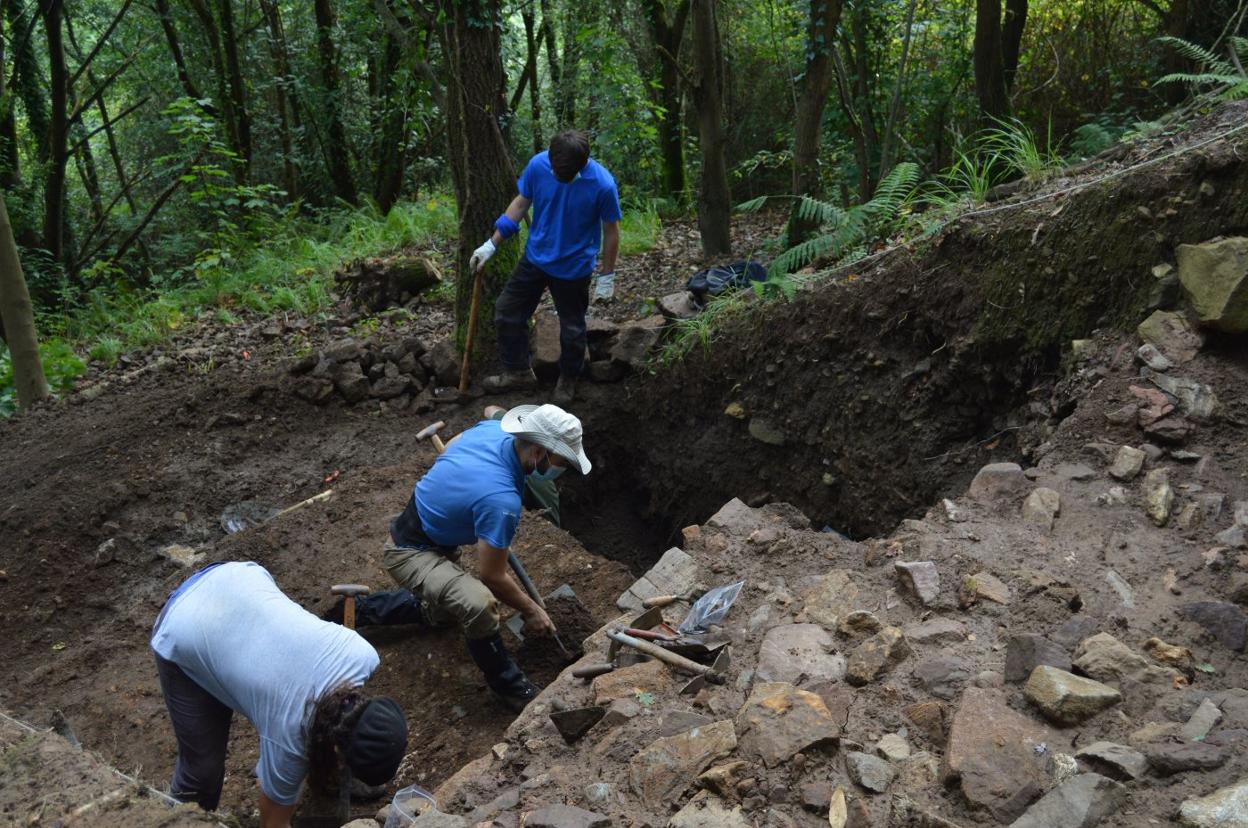 Los arqueólogos trabajan en el castro de Alava. 