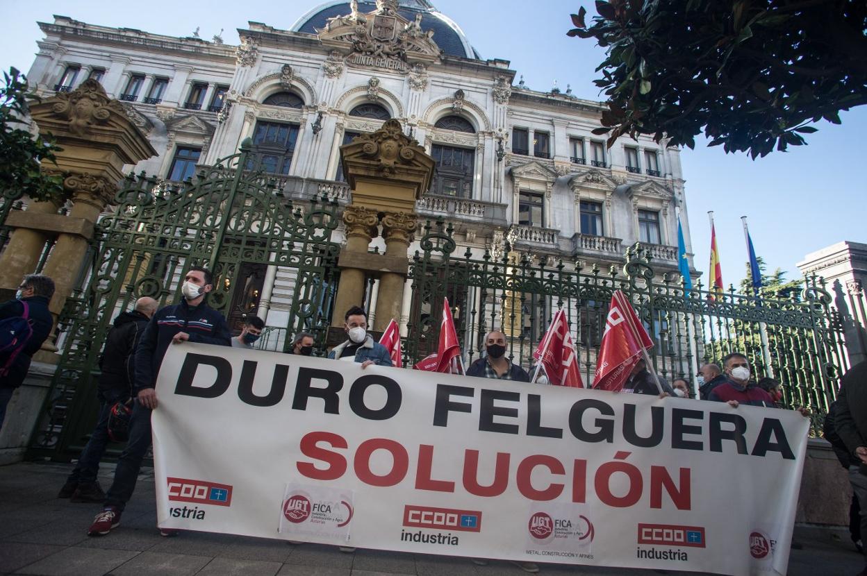 Trabajadores de Duro se manifiestan ante la Junta. 