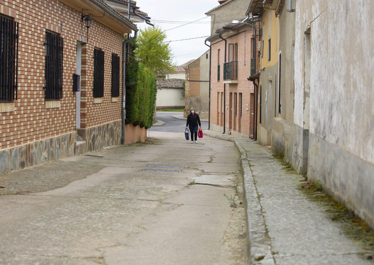 Una vecina, de paseo por Villafrechós, el pasado abril. 