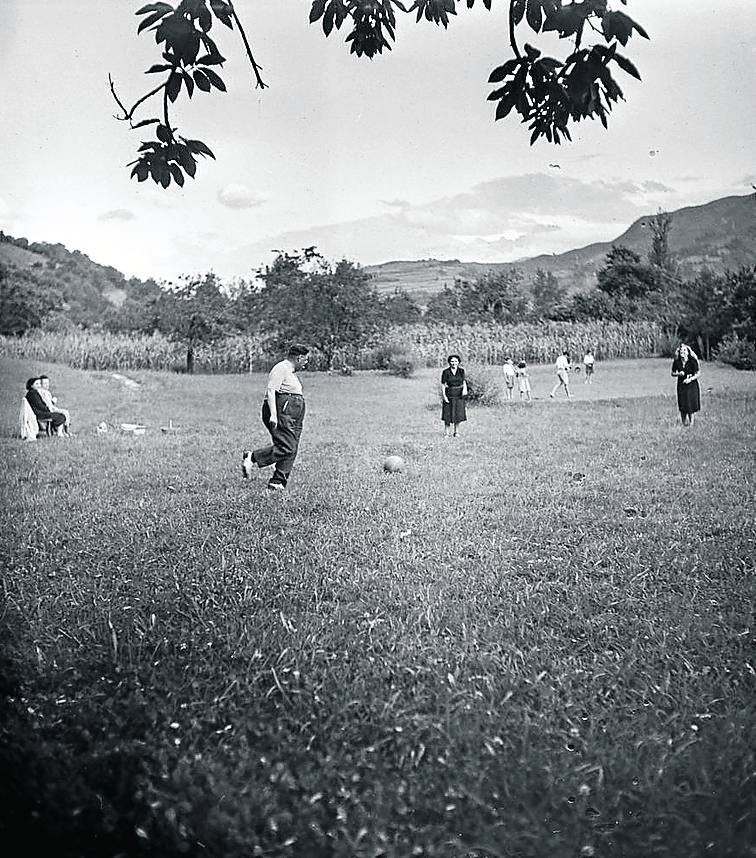 Fútbol entre maizales en Cangas de Onís en 1951.