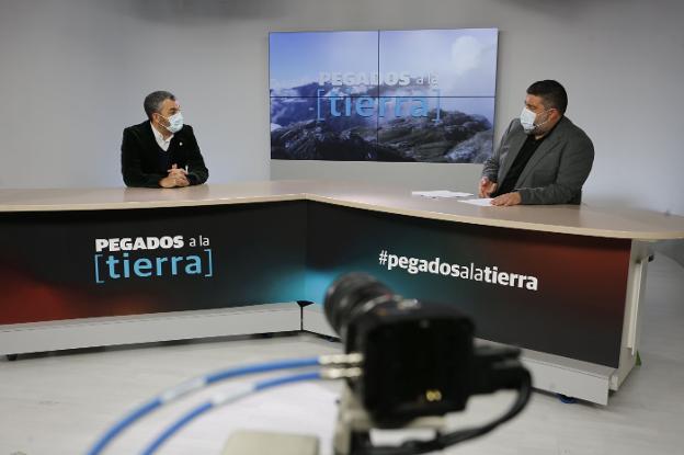 El consejero Alejandro Calvo, en el estudio de Canal 10, durante el programa emitido ayer. 
