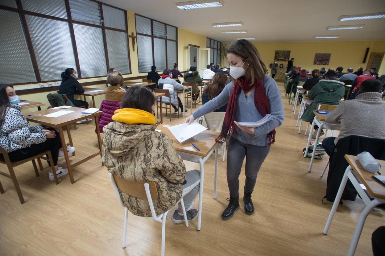 Una profesora entrega las pruebas a los examinados en el Seminario Metropolitano. 