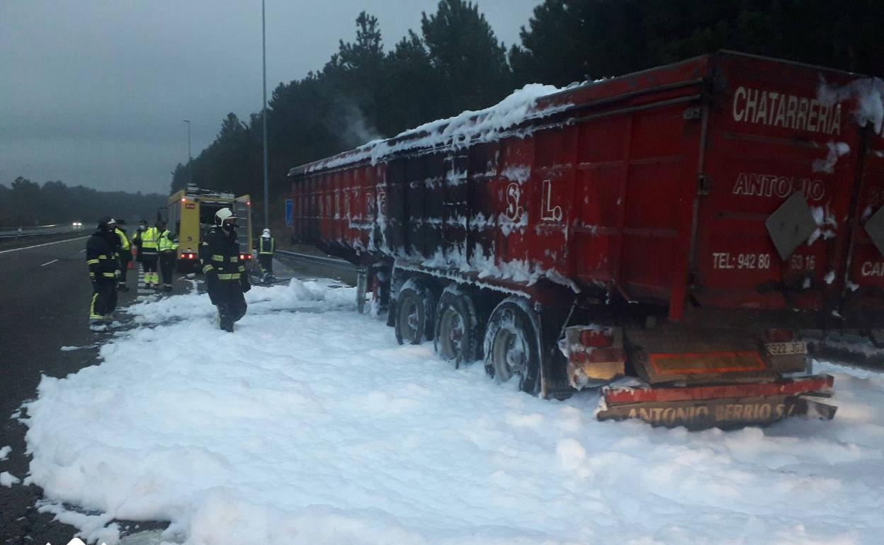 Un incendio calcina el remolque de un camión en la A-8