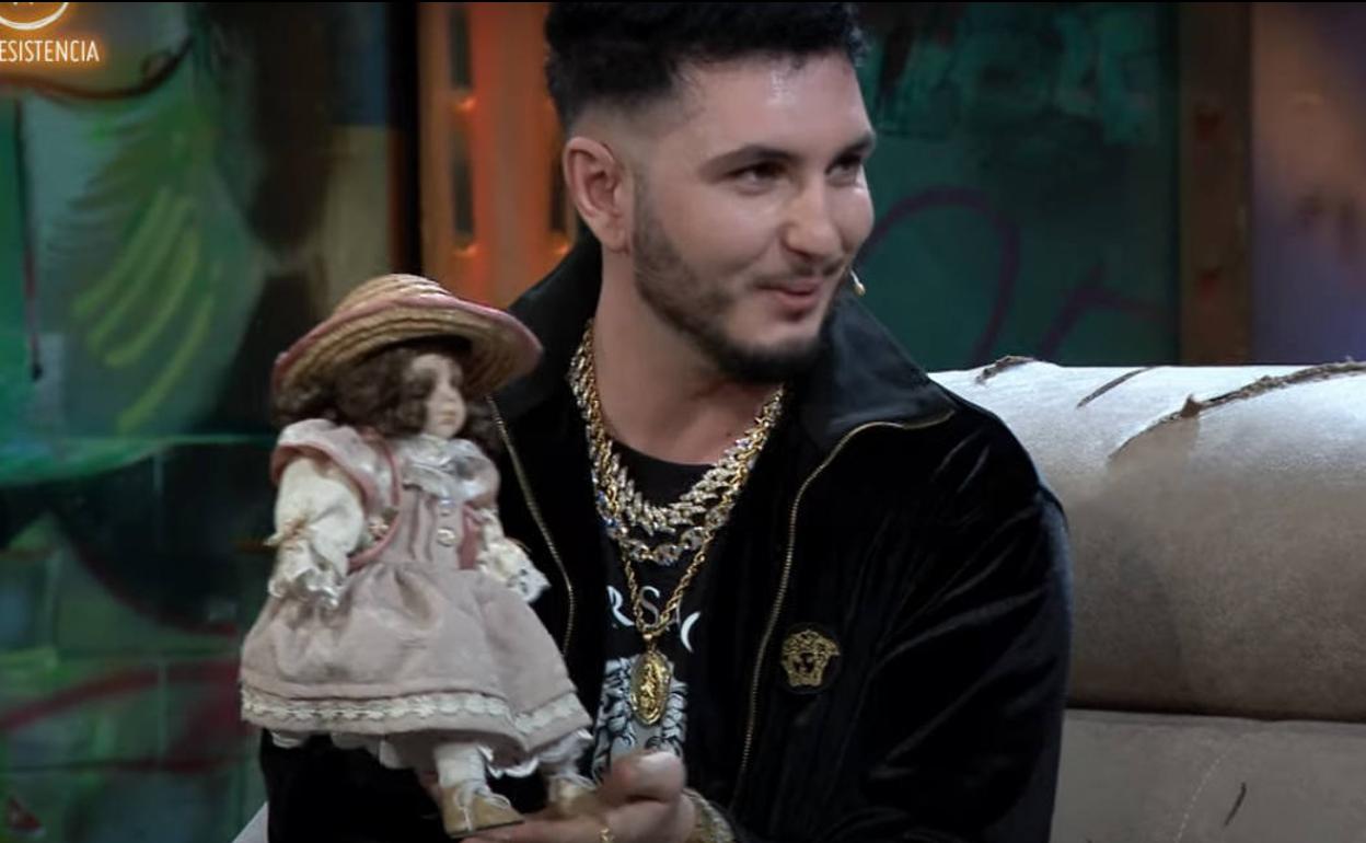 Omar Montes, junto a la muñeca que se llevó de Cantora 