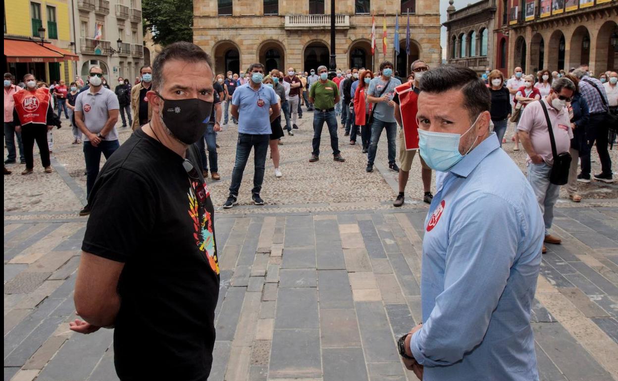 Zapico y Fernández Lanero, durante una movilización convocada por CC OO y UGT en defensa de la industria este verano.