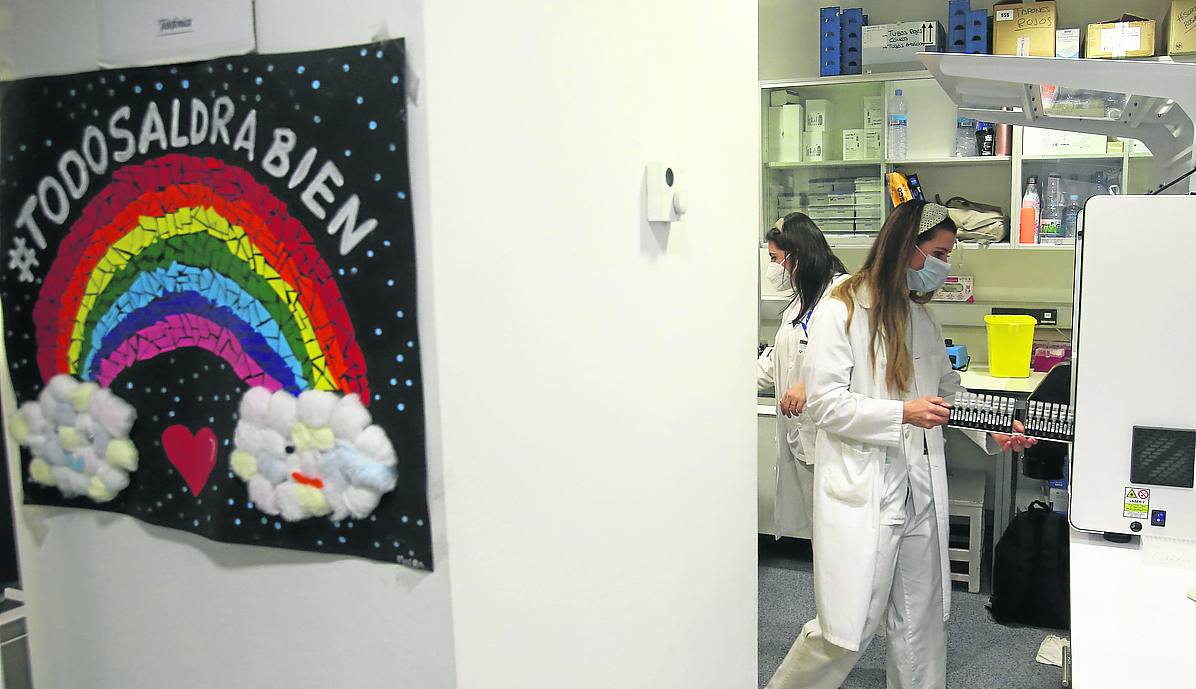 Los mensajes de ánimo están presentes en el laboratorio de Microbiología Hospital Central.