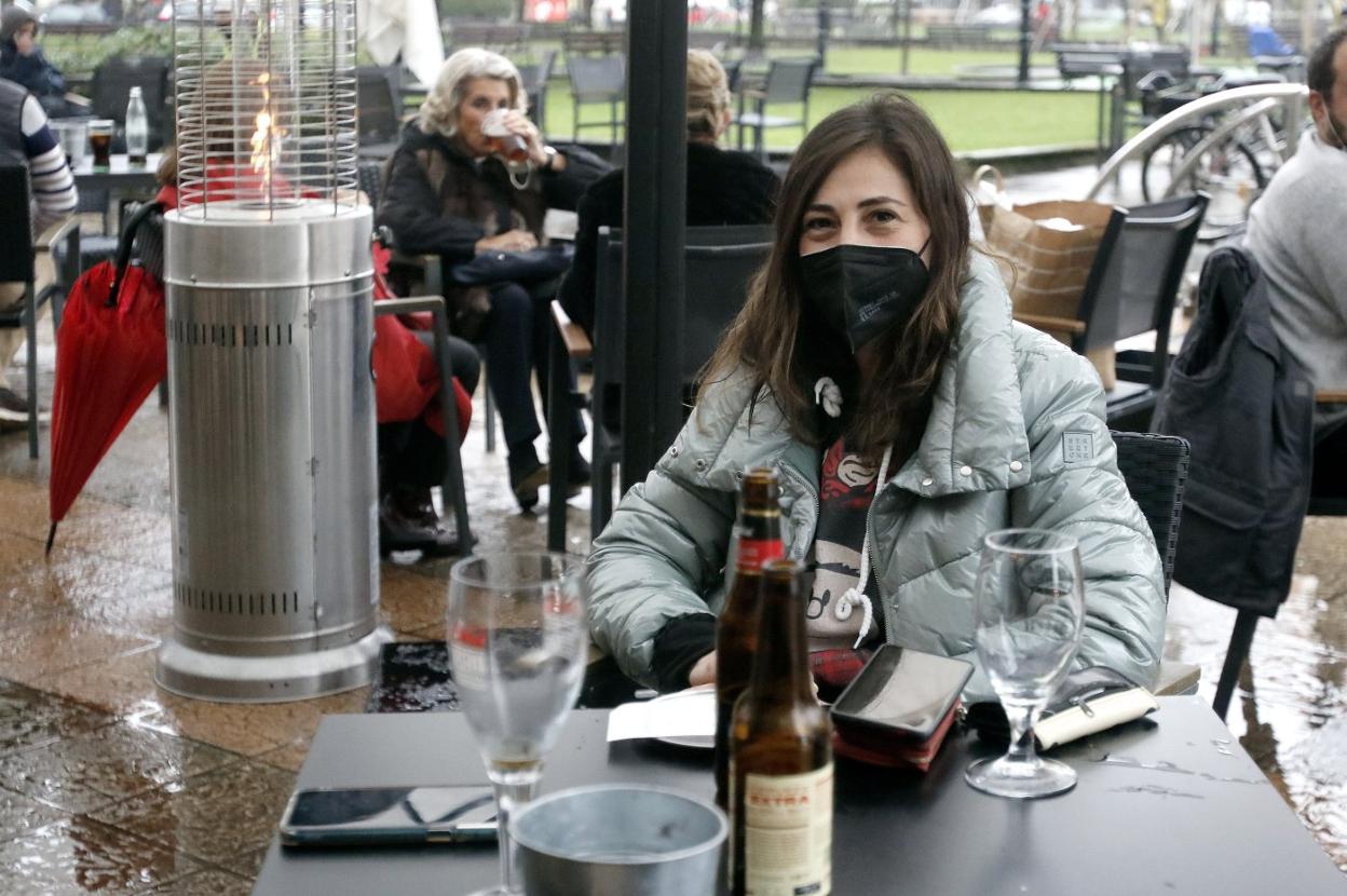 Carmen Foubelo hace un alto en el camino en una terraza de Gijón. 