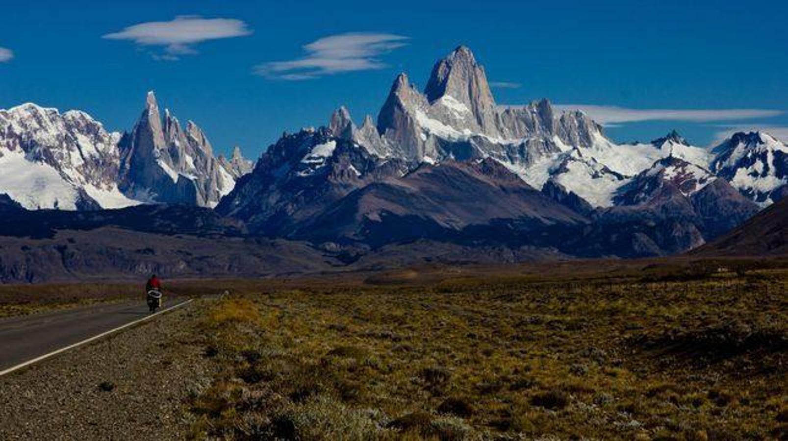 Monte Fitz Roy (Patagonia Argentina): El Monte Fitz Roy es la montaña más alta del Parque Nacional Los Glaciares en los Andes Australes y se eleva a unos 3.405 metros de altura sobre el impresionante paisaje nevado en el límite entre Argentina y Chile. La subida a esta montaña sigue considerándose de una dificultad extrema, por lo que a ella acceden escaladores con mucha experiencia y guías experimentados.