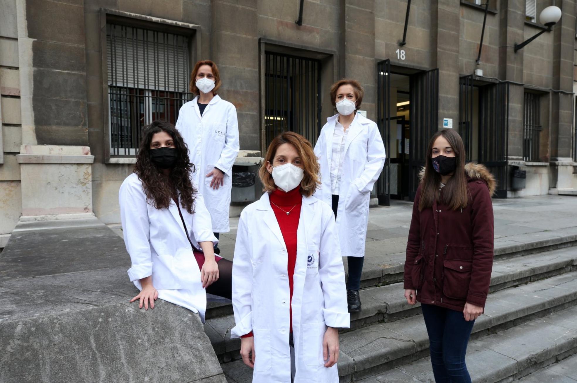 Detrás, de izquierda a derecha, Nuria Salazar y María José Domínguez. Delante, Alba Morán, Patricia Sampedro y Andrea Trapote, a las puertas de la Facultad de Ciencias de la Universidad de Oviedo. 