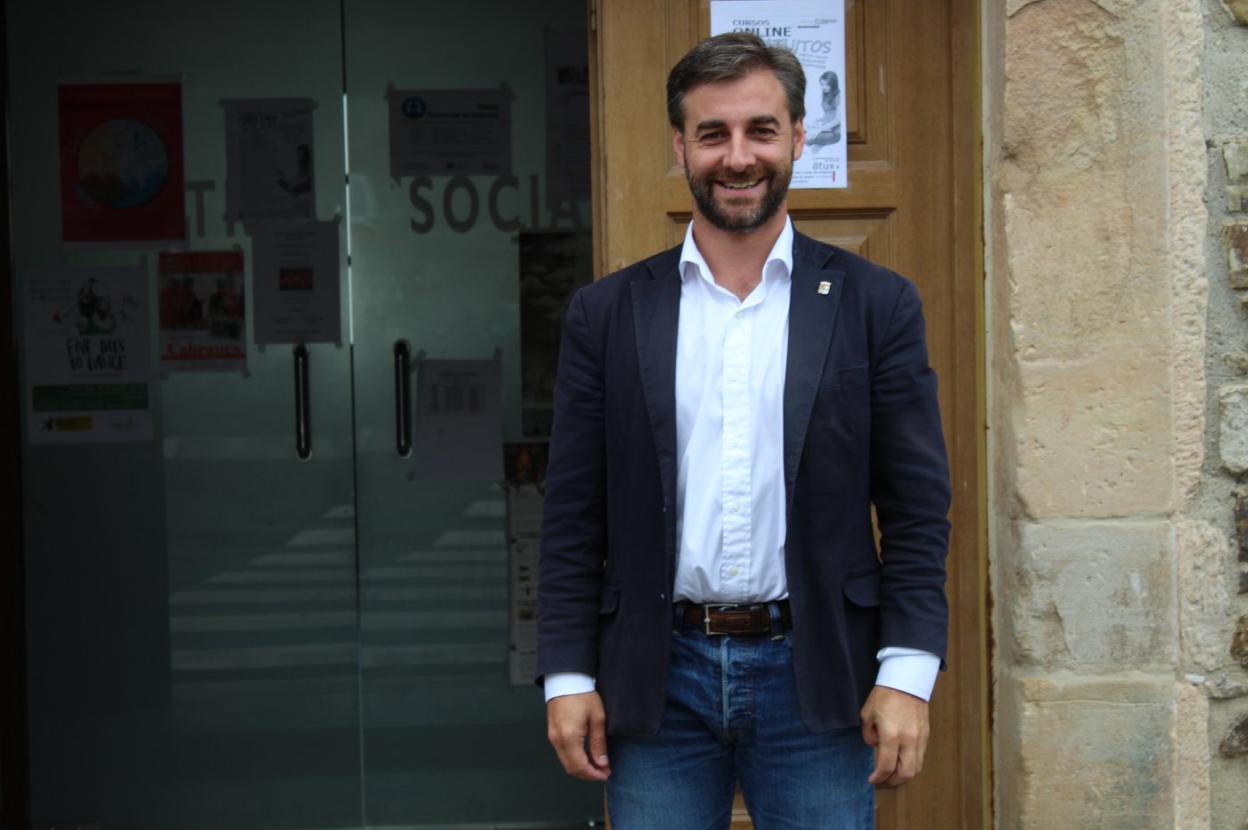 Gerardo Fabián, alcalde de Cabranes, ante la casa consistorial. 