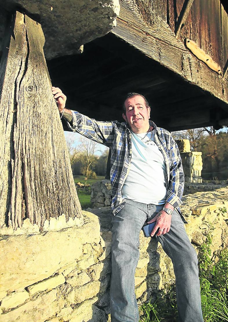 Jamín Sánchez, junto a un hórreo rehabilitado por él en el Santuario de la Virgen de la Cabeza, en Meres (Siero). 
