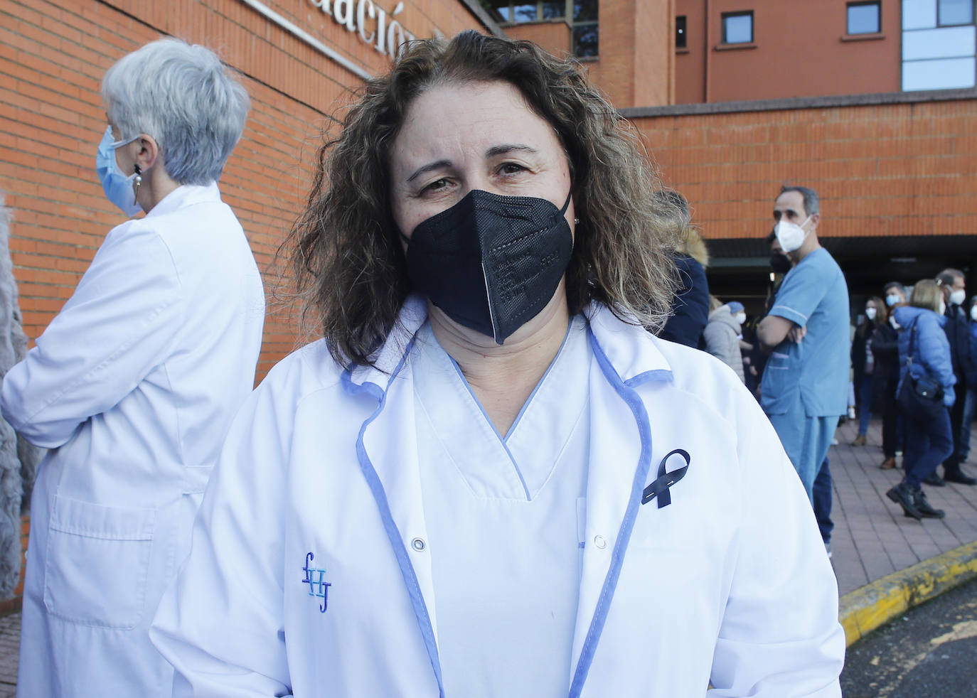 Con una honda emoción y sentimiento, compañeros y amigos del joven Pablo quisieron rendirle homenaje a las puertas de su centro de trabajo, el Hospital de Jove