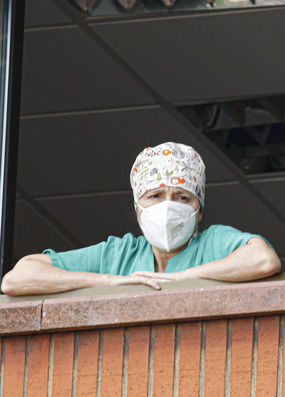 Con una honda emoción y sentimiento, compañeros y amigos del joven Pablo quisieron rendirle homenaje a las puertas de su centro de trabajo, el Hospital de Jove