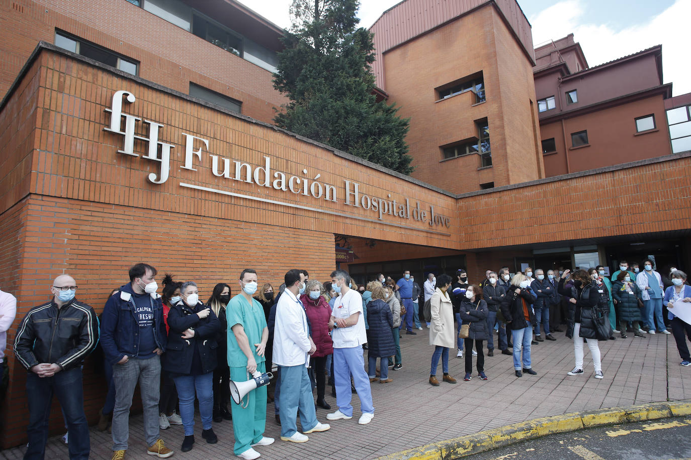 Con una honda emoción y sentimiento, compañeros y amigos del joven Pablo quisieron rendirle homenaje a las puertas de su centro de trabajo, el Hospital de Jove