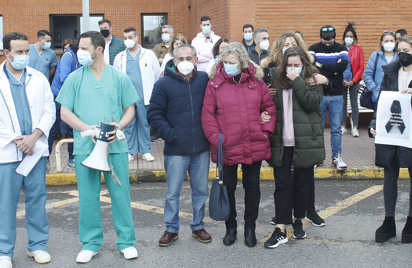 Con una honda emoción y sentimiento, compañeros y amigos del joven Pablo quisieron rendirle homenaje a las puertas de su centro de trabajo, el Hospital de Jove
