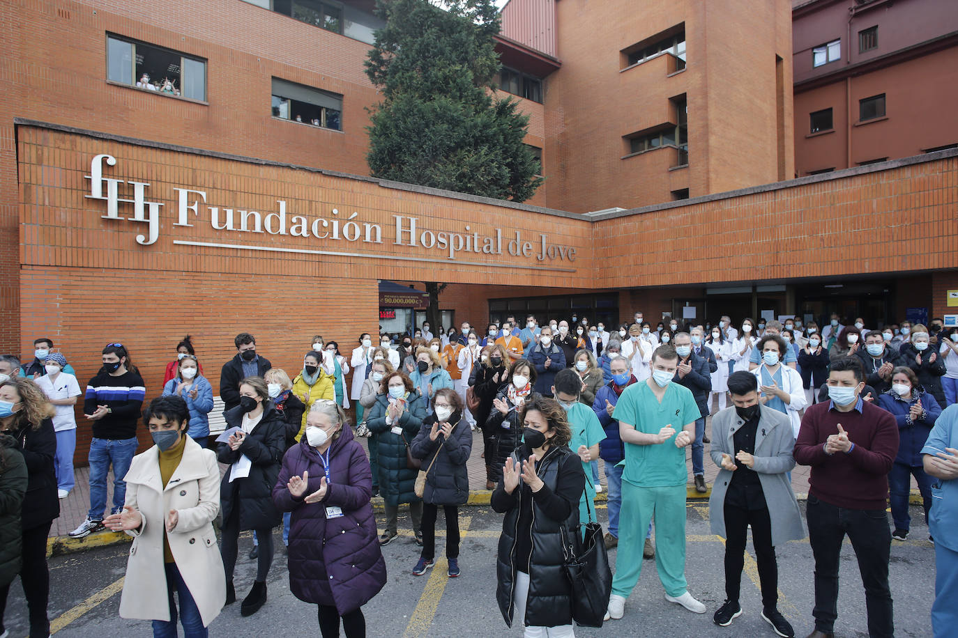 Con una honda emoción y sentimiento, compañeros y amigos del joven Pablo quisieron rendirle homenaje a las puertas de su centro de trabajo, el Hospital de Jove
