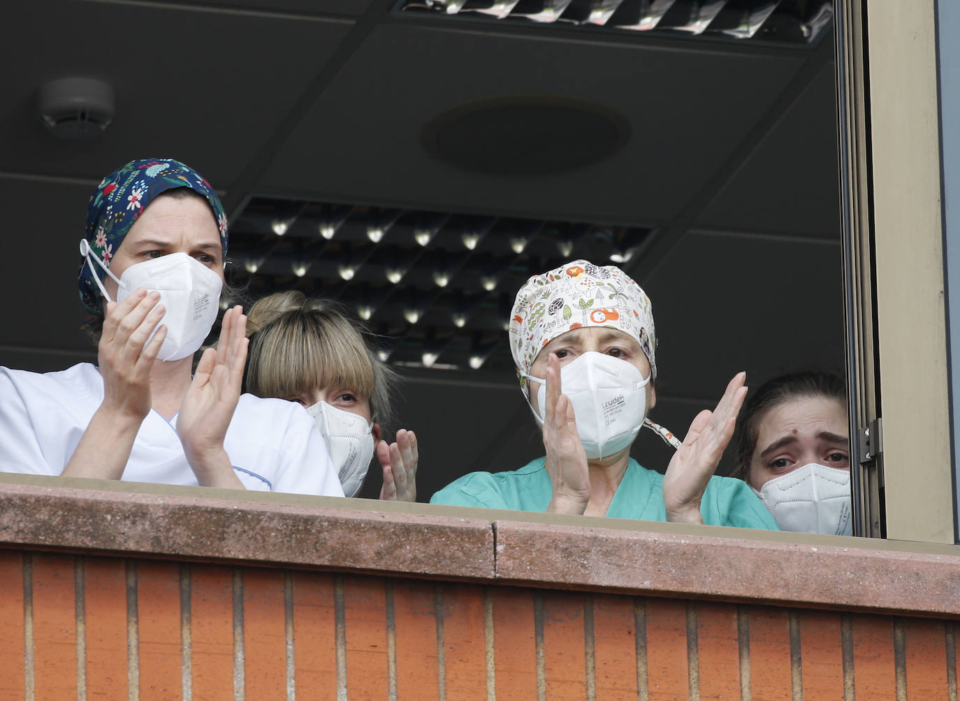 Con una honda emoción y sentimiento, compañeros y amigos del joven Pablo quisieron rendirle homenaje a las puertas de su centro de trabajo, el Hospital de Jove