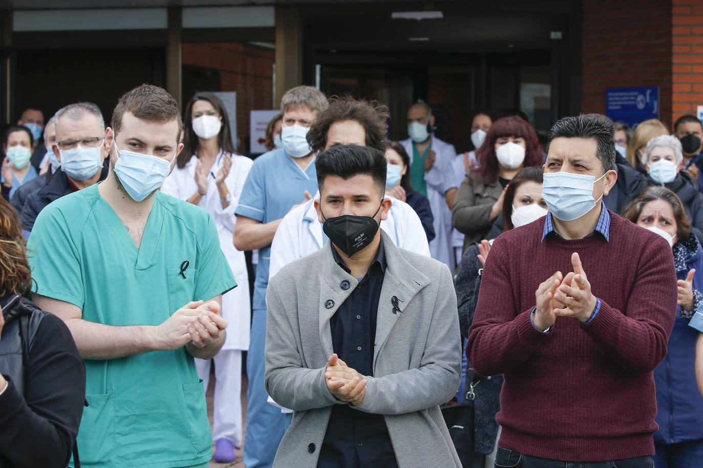 Con una honda emoción y sentimiento, compañeros y amigos del joven Pablo quisieron rendirle homenaje a las puertas de su centro de trabajo, el Hospital de Jove
