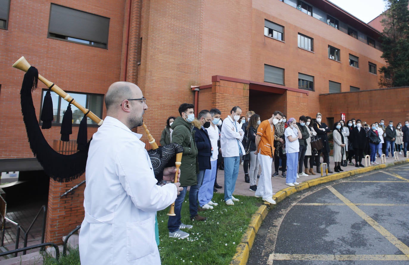 Con una honda emoción y sentimiento, compañeros y amigos del joven Pablo quisieron rendirle homenaje a las puertas de su centro de trabajo, el Hospital de Jove