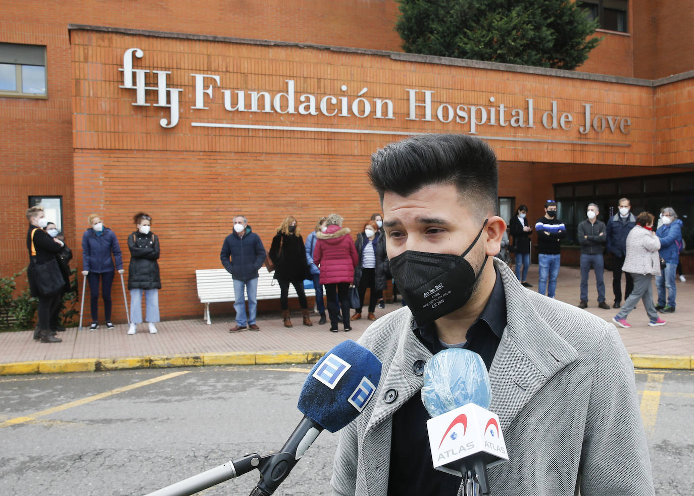 Con una honda emoción y sentimiento, compañeros y amigos del joven Pablo quisieron rendirle homenaje a las puertas de su centro de trabajo, el Hospital de Jove