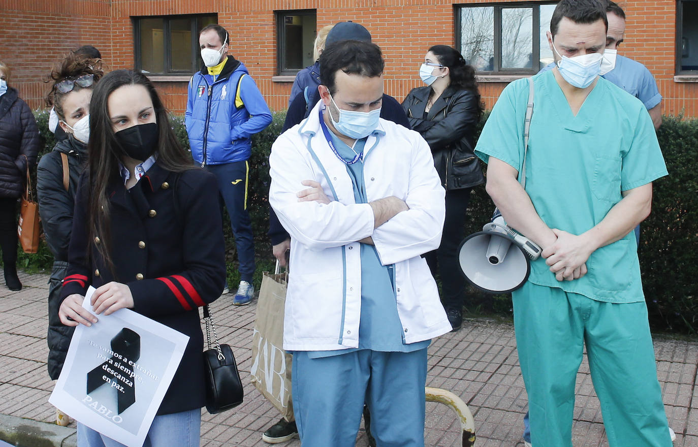 Con una honda emoción y sentimiento, compañeros y amigos del joven Pablo quisieron rendirle homenaje a las puertas de su centro de trabajo, el Hospital de Jove
