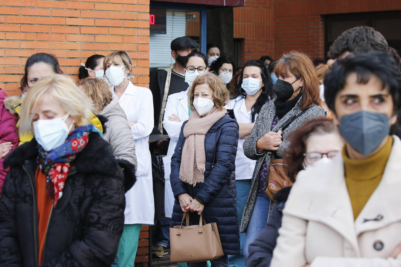 Con una honda emoción y sentimiento, compañeros y amigos del joven Pablo quisieron rendirle homenaje a las puertas de su centro de trabajo, el Hospital de Jove