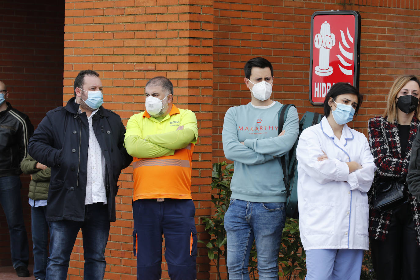 Con una honda emoción y sentimiento, compañeros y amigos del joven Pablo quisieron rendirle homenaje a las puertas de su centro de trabajo, el Hospital de Jove
