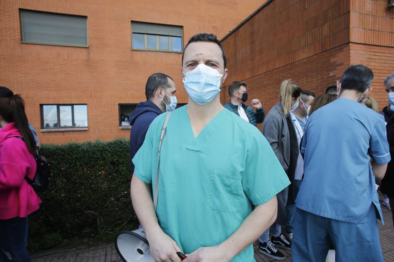 Con una honda emoción y sentimiento, compañeros y amigos del joven Pablo quisieron rendirle homenaje a las puertas de su centro de trabajo, el Hospital de Jove